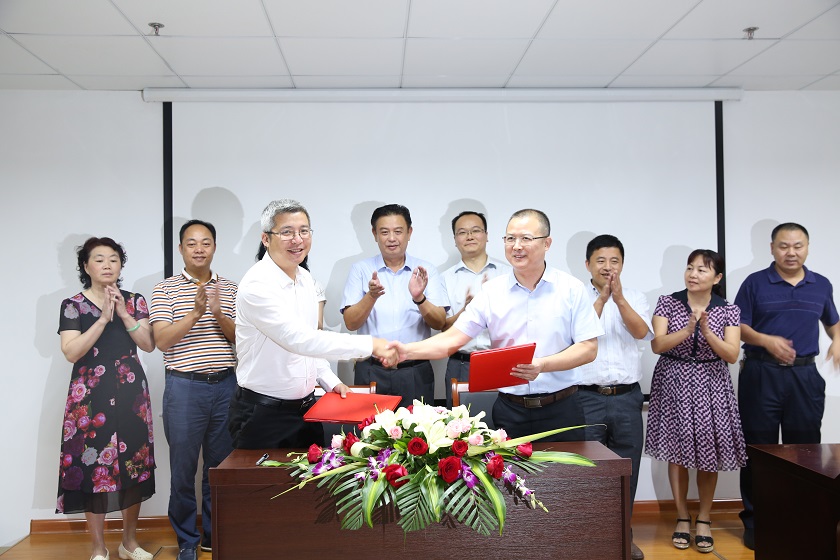 2017年9月18日，轨道集团与柳州日报社签订战略合作协议。.jpg